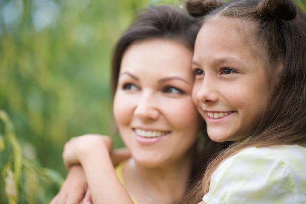 Portrait d'une jolie fille avec sa mère