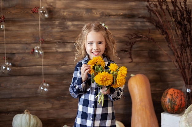 Portrait de jolie fille souriante avec bouquet de fleurs jaunes