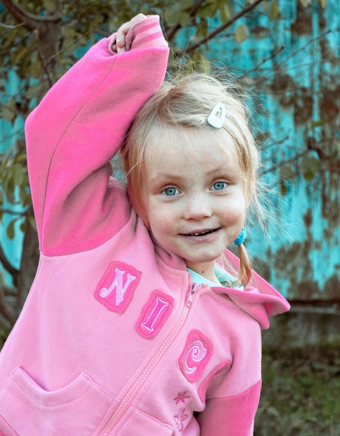 Photo portrait d'une jolie fille souriante debout à l'extérieur