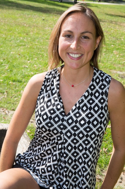 Photo portrait de jolie fille souriante, sur fond vert.