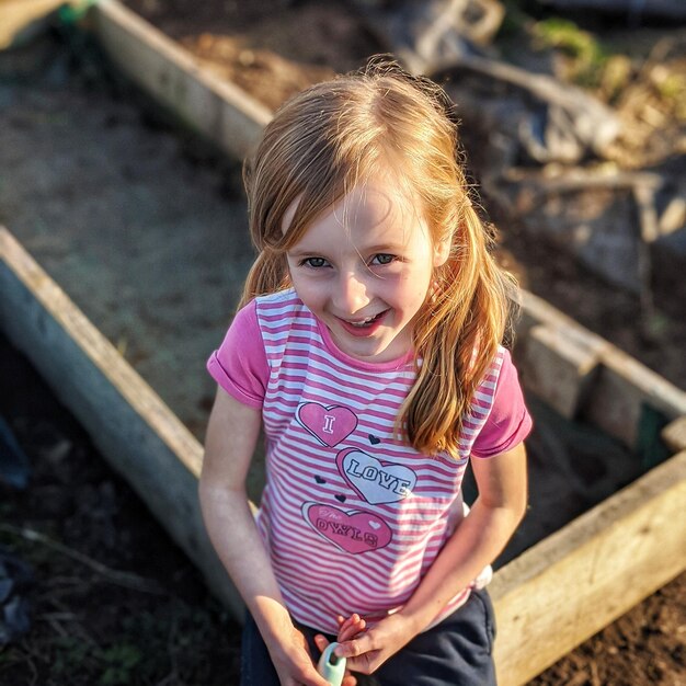 Portrait d'une jolie fille souriante