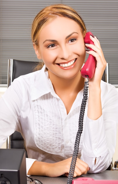 Portrait de jolie fille avec téléphone au bureau