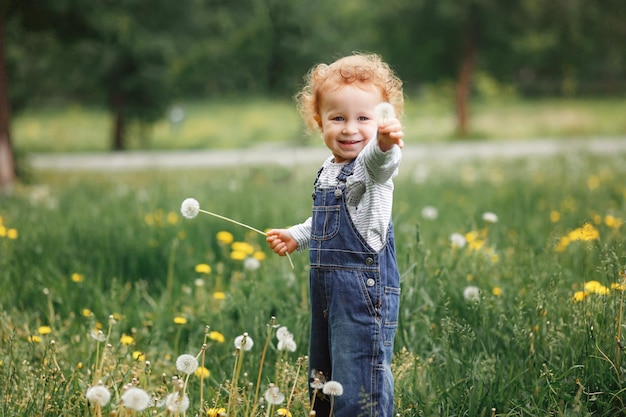Portrait d'une jolie fille tenant une fleur sur le champ