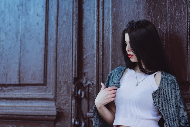 Portrait d'une jolie jeune brune avec des lèvres rouges et un t-shirt blanc