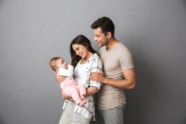 Portrait d'une jolie jeune famille