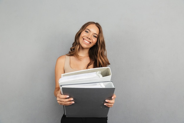 Portrait d'une jolie jeune femme d'affaires