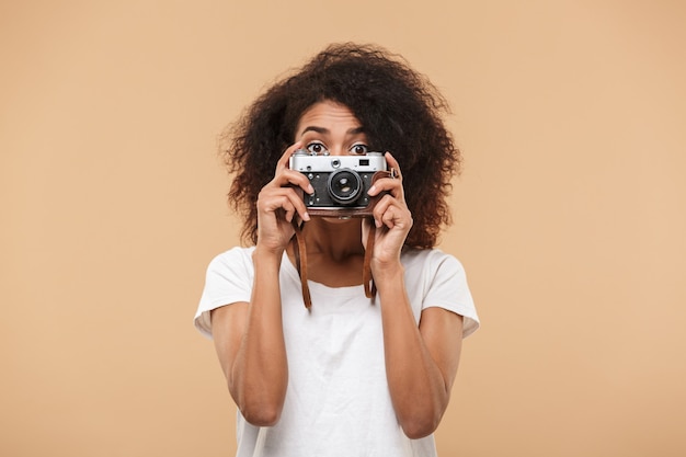 Portrait d'une jolie jeune femme africaine