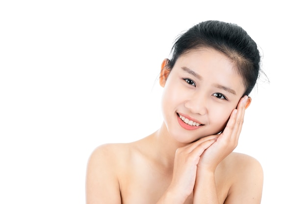 Portrait de jolie jeune femme asiatique avec beauté peau et visage isolé sur une surface blanche. Concept de soins de la peau et du visage en bonne santé.