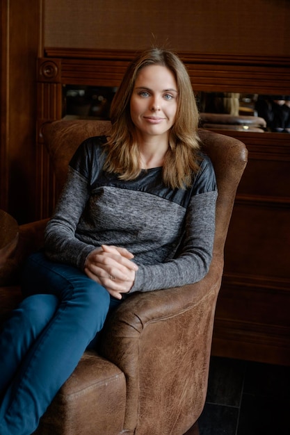 Portrait de jolie jeune femme au café