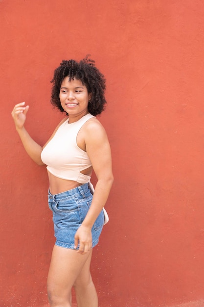 Portrait d'une jolie jeune femme aux cheveux afro.