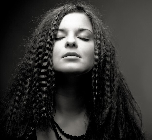 Portrait de jolie jeune femme aux cheveux bouclés