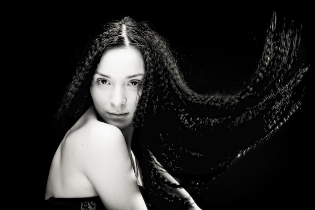 Portrait de jolie jeune femme aux cheveux bouclés