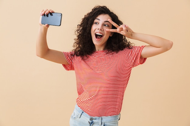 Portrait d'une jolie jeune femme aux cheveux bouclés