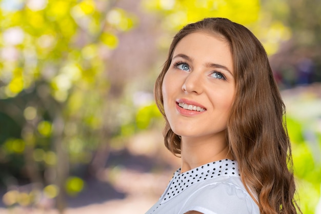 Portrait d'une jolie jeune femme brune à la mode