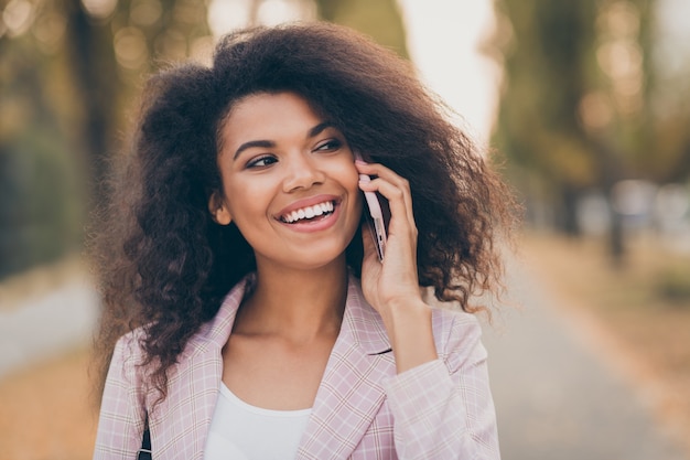 Portrait d'une jolie jeune femme dans le parc