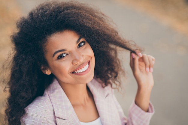 Portrait d'une jolie jeune femme dans le parc