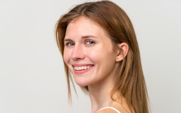 Portrait de jolie jeune femme sur fond blanc isolé