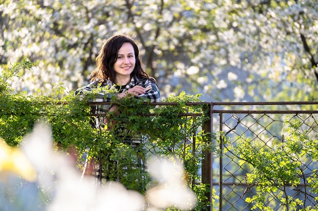 Portrait d'une jolie jeune femme heureuse à l'extérieur par une journée ensoleillée de printemps.