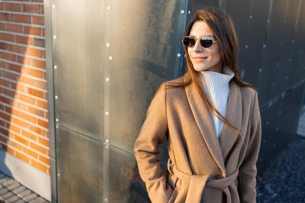 Portrait d'une jolie jeune femme à lunettes de soleil