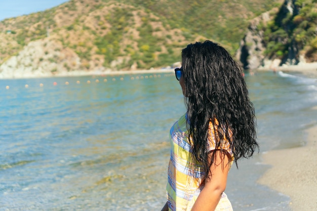 Portrait d'une jolie jeune femme marchant sur la plage