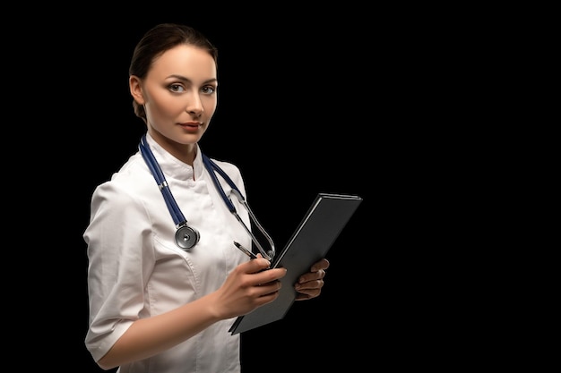 Portrait d'une jolie jeune femme médecin en blouse blanche