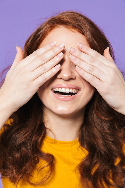 Photo portrait d'une jolie jeune femme rousse debout sur violet, couvrir les yeux