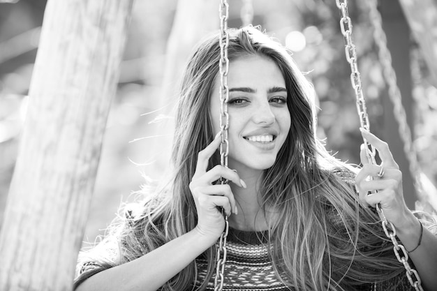 Portrait d'une jolie jeune femme avec un sourire romantique Portrait en plein air d'une jolie fille