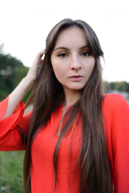 Portrait de jolie jeune femme en vêtements rouges