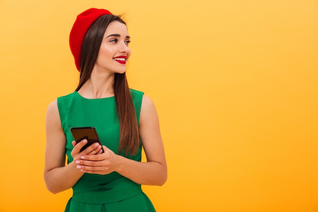 Portrait d'une jolie jeune femme vêtue de béret