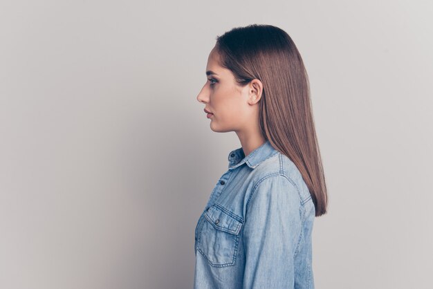 Portrait d'une jolie jeune femme