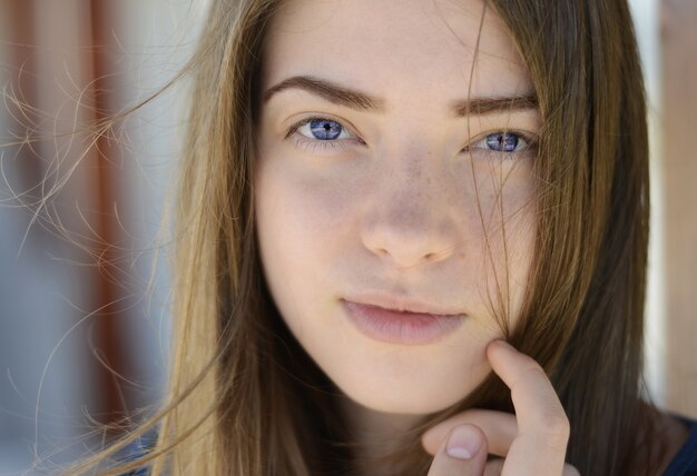 portrait d'une jolie jeune femme