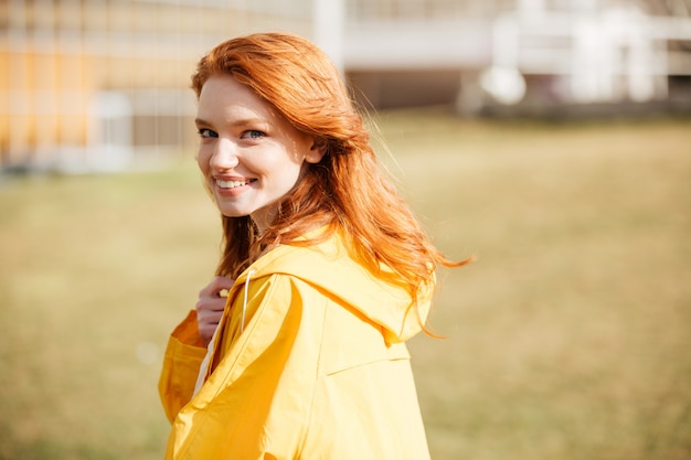 Portrait d'une jolie jeune fille aux cheveux roux en manteau