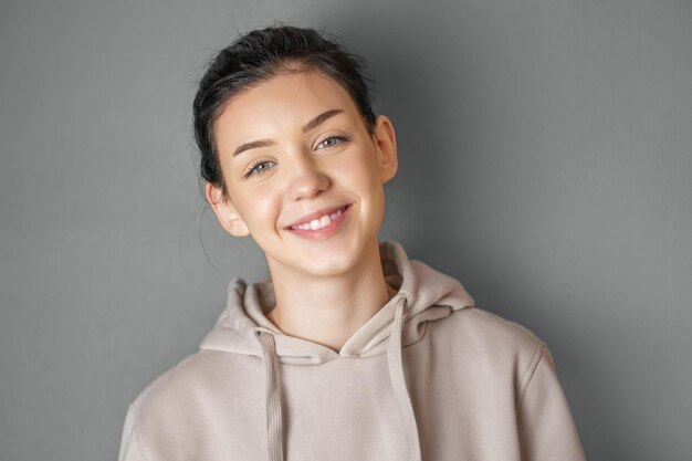 Portrait d'une jolie jeune fille avec un capuchon