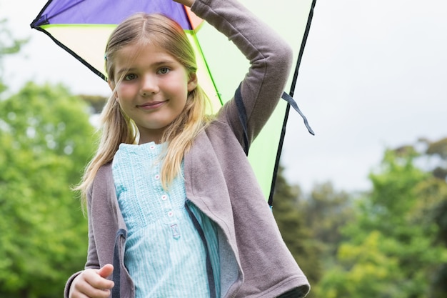 Portrait de jolie jeune fille avec un cerf-volant