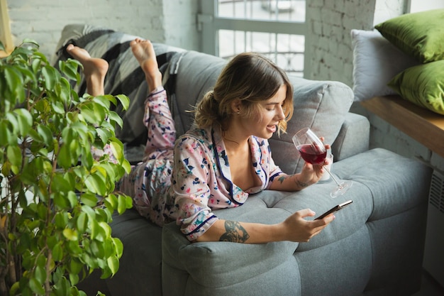 Portrait de jolie jeune fille dans un appartement moderne le matin au repos calme salisfié