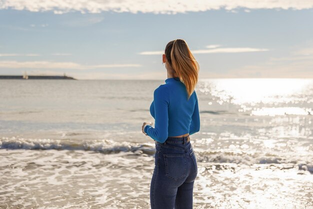 Portrait d'une jolie jeune fille sur le fond de la mer