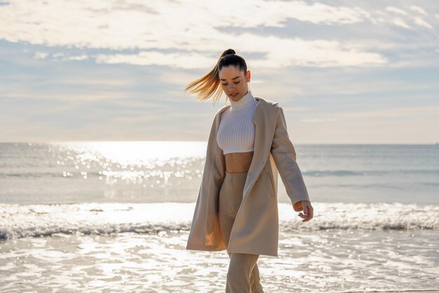 Portrait d'une jolie jeune fille sur le fond de la mer