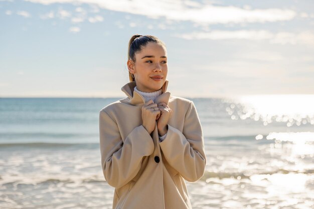 Portrait d'une jolie jeune fille sur le fond de la mer