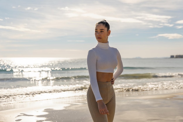 Portrait d'une jolie jeune fille sur le fond de la mer