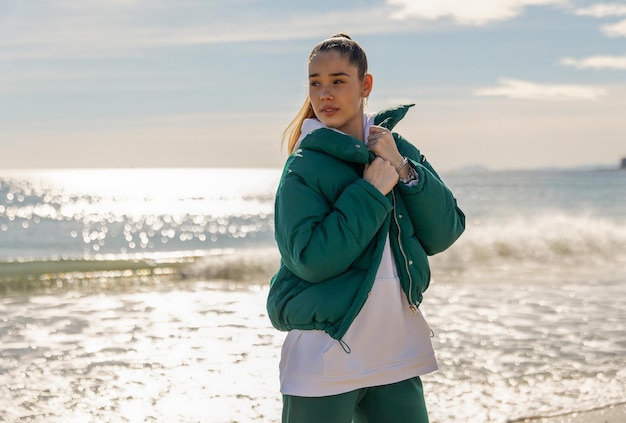 Portrait d'une jolie jeune fille sur le fond de la mer