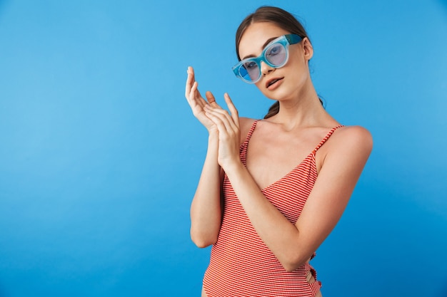 Portrait d'une jolie jeune fille en maillot de bain