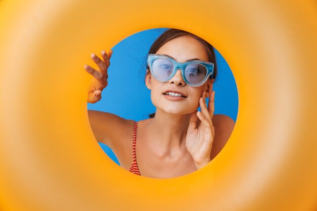 Portrait d'une jolie jeune fille en maillot de bain