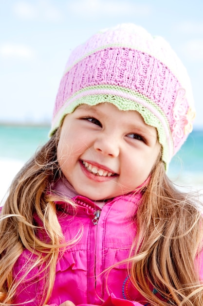 Portrait De Jolie Jeune Fille Sur La Plage