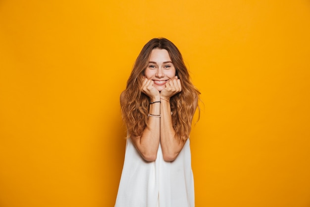 Portrait d'une jolie jeune fille regardant la caméra