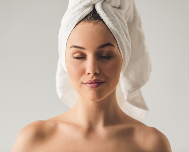 Portrait de jolie jeune fille avec une serviette de bain.