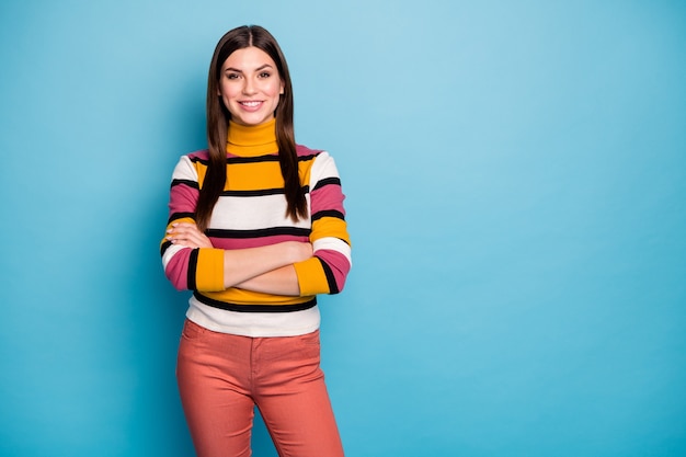 Portrait de jolie jolie fille croiser les mains profiter de la journée de travail prêt à décider des décisions porter cavalier coloré isolé sur mur de couleur pastel