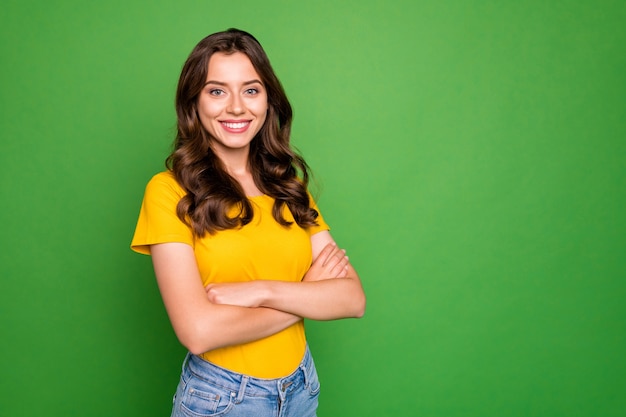 Portrait de jolie jolie jolie fille de contenu joyeux séduisant les bras croisés