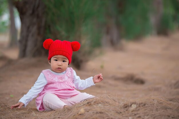 Portrait de jolie petite fille asiatique dans le concept de style forestWinter