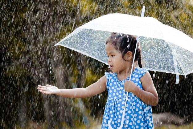 Portrait de jolie petite fille asiatique avec parapluie