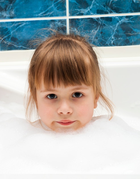 Portrait de jolie petite fille au bain.